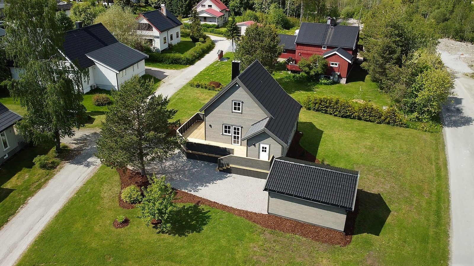 Frittliggende enebolig med plan og lettstelt tomt. Galleribilde