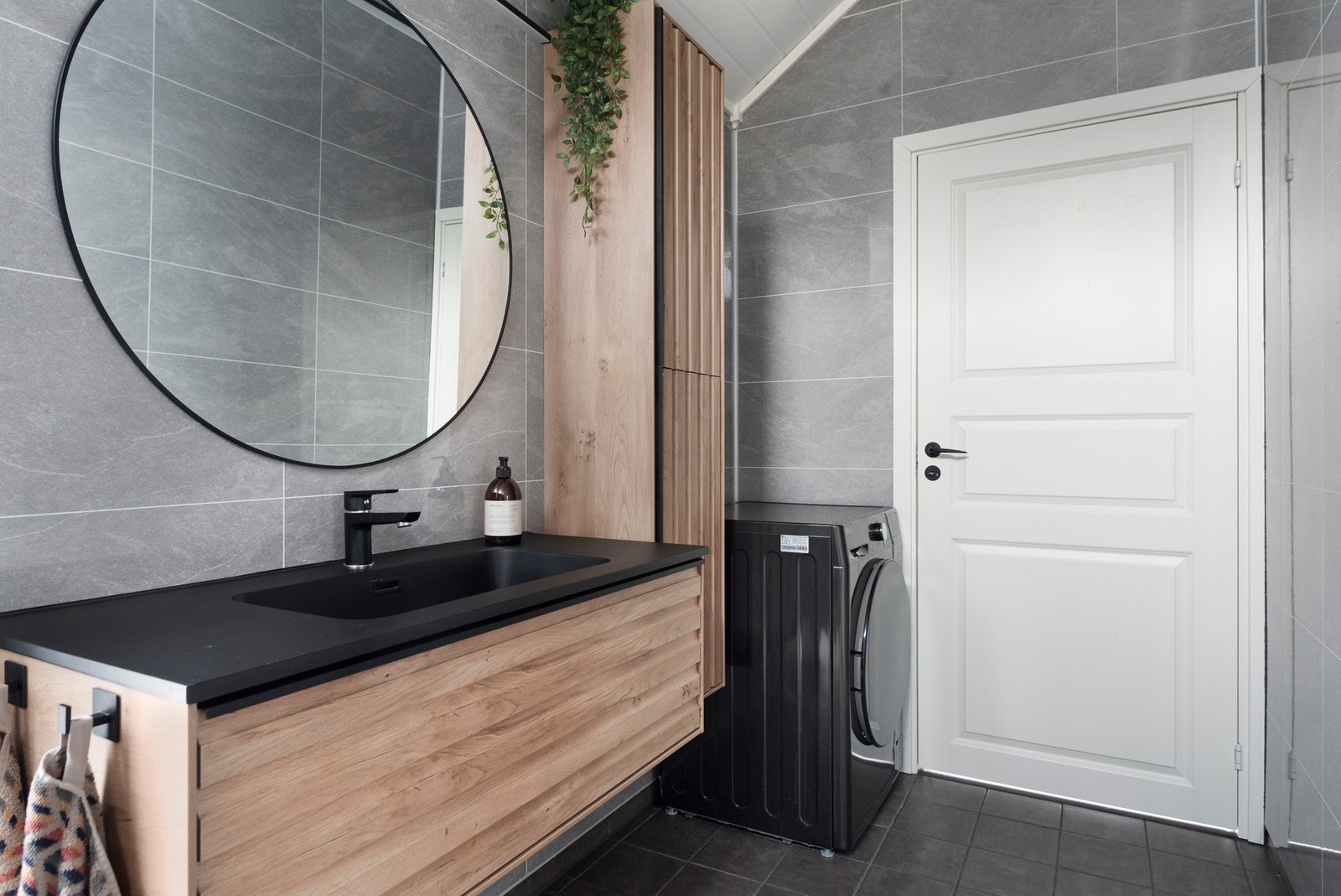 Opplegg for vaskemaskin. Varmekabler i gulv. Galleribilde