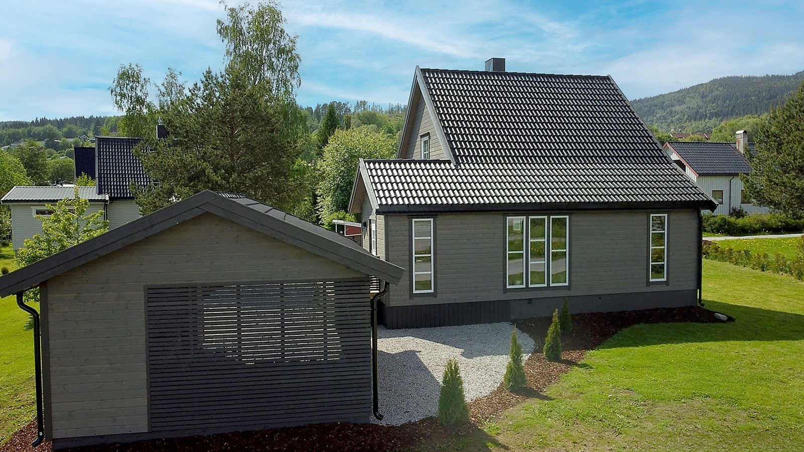 Enebolig med garasje og hage, beliggende i et rolig og barnevennlig område. Galleribilde