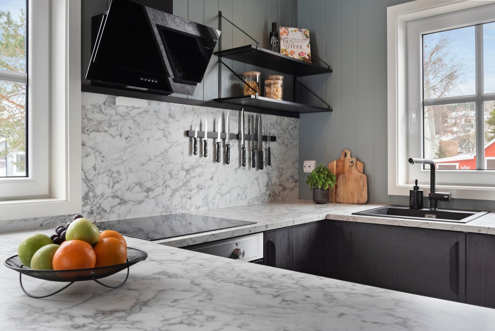 Moderne kjøkken med integrerte hvitevarer Galleribilde