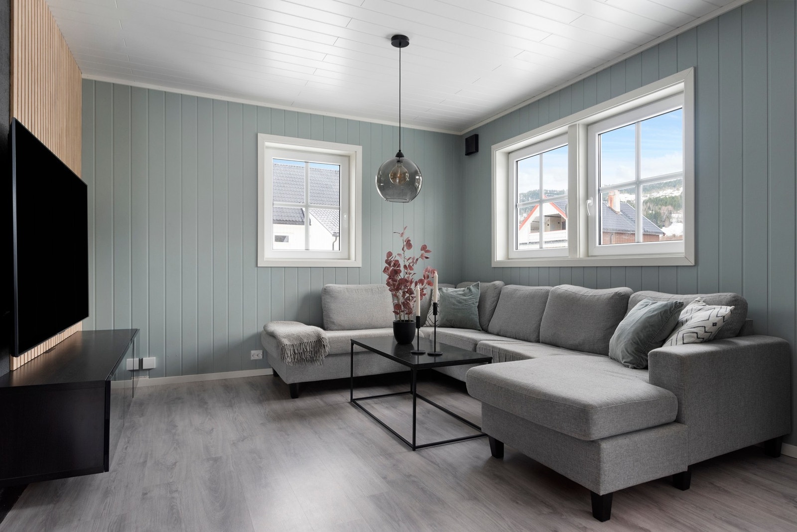 Rommet har store vinduer som slipper inn mye naturlig lys. Veggene er malt i en lys, behagelig farge. Galleribilde