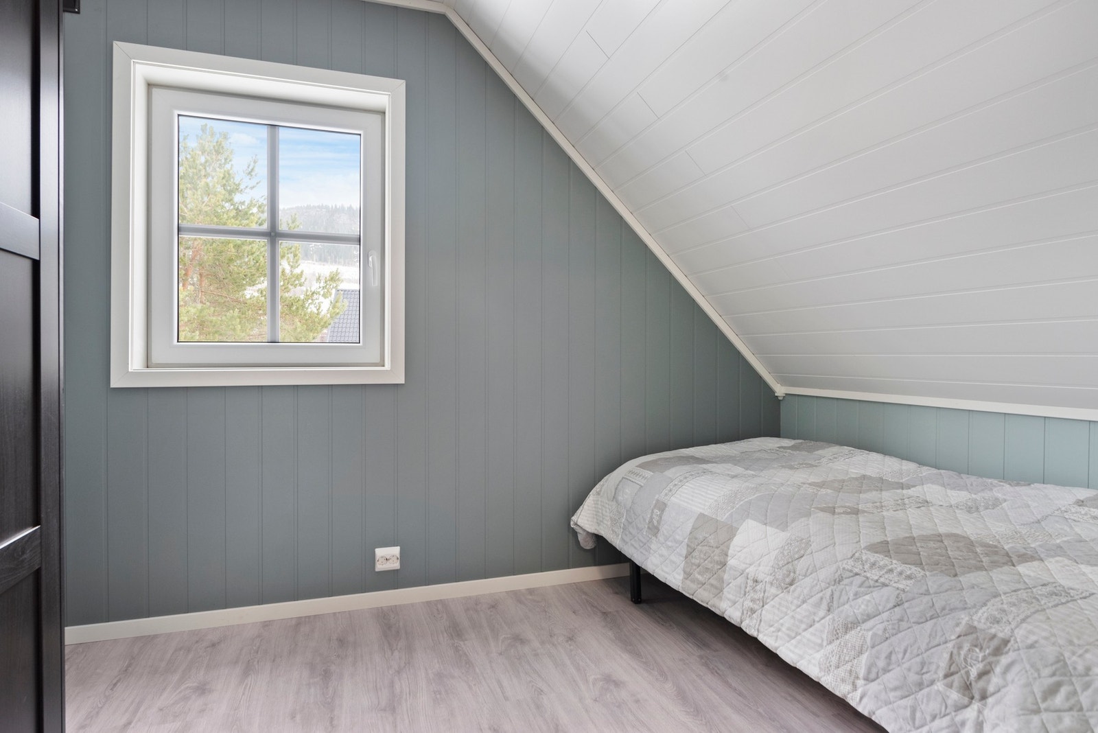 Rommet har lyse vegger, et vindu og naturlig lysinnslipp. Plass til seng, skrivebord og garderobeskap. Galleribilde