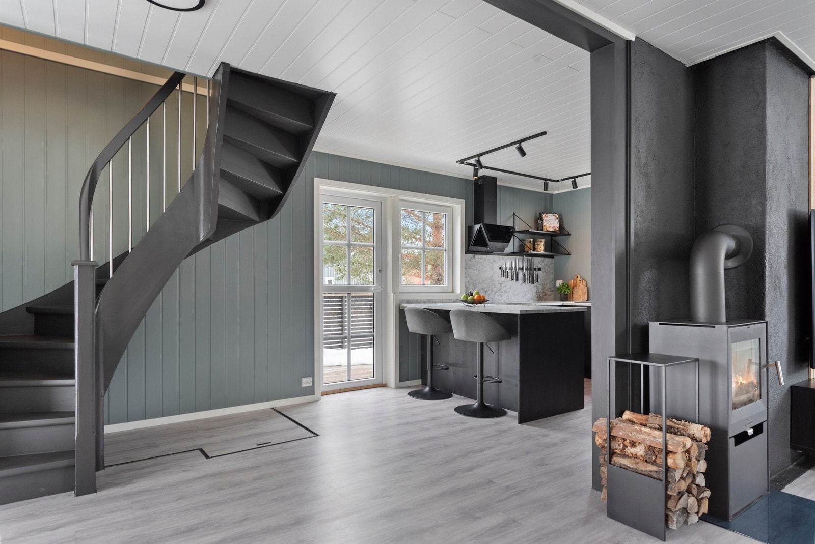 Luke til kjellerrom under trappen. Galleribilde