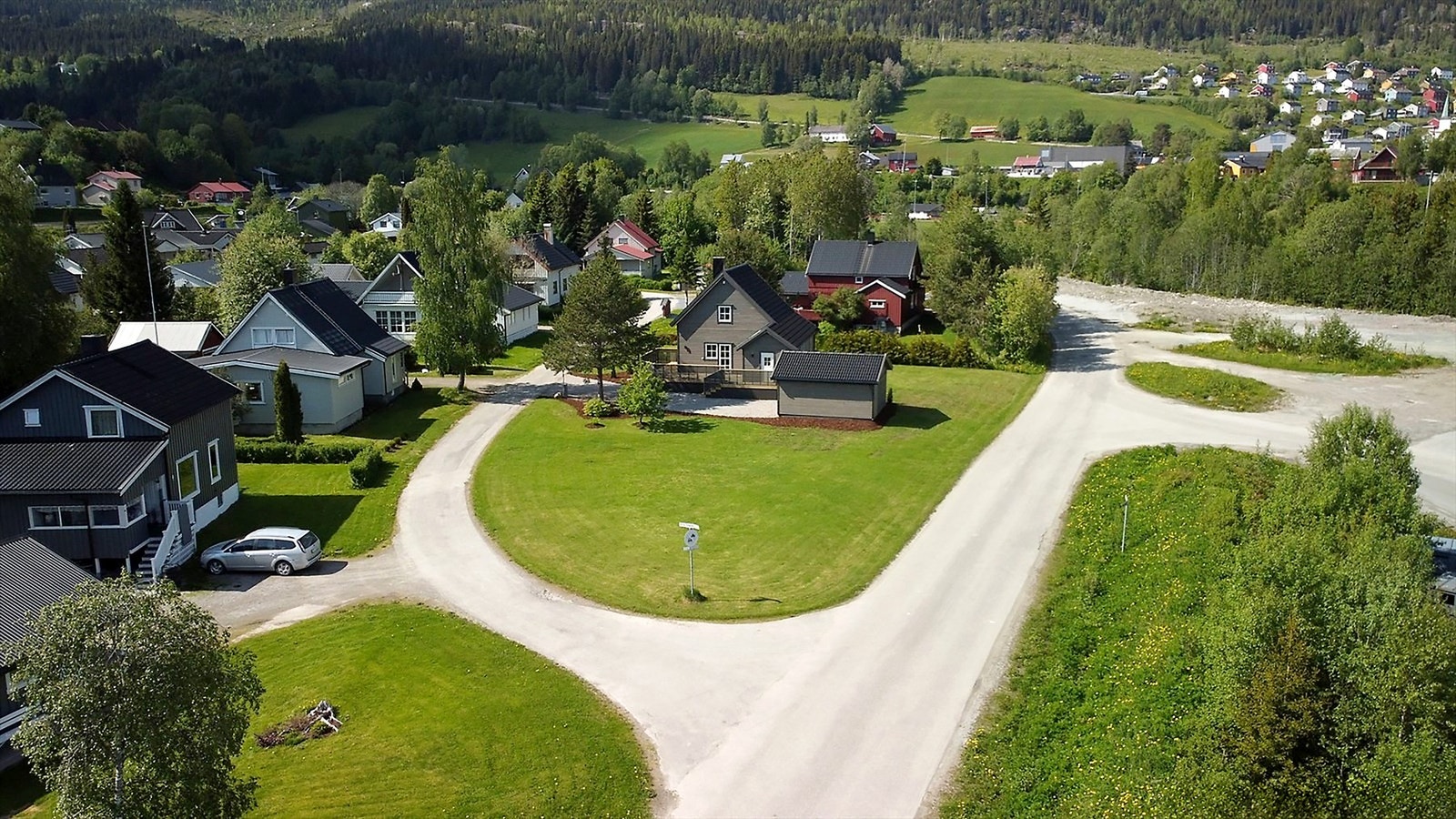 Boligen ligger i et rolig nabolag med grønne omgivelser og god avstand mellom husene. Galleribilde
