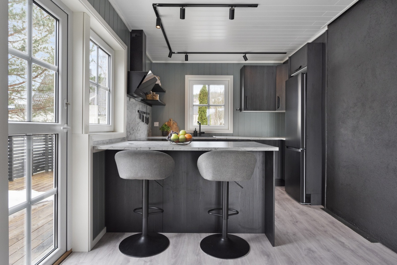 Moderne og pent kjøkken fra 2023 med moderne skapfronter. Galleribilde