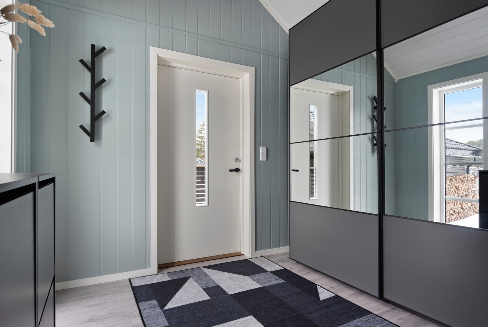 Lys og ibydende entré. Praktisk skyvedørsgarderobe med speildører. Galleribilde