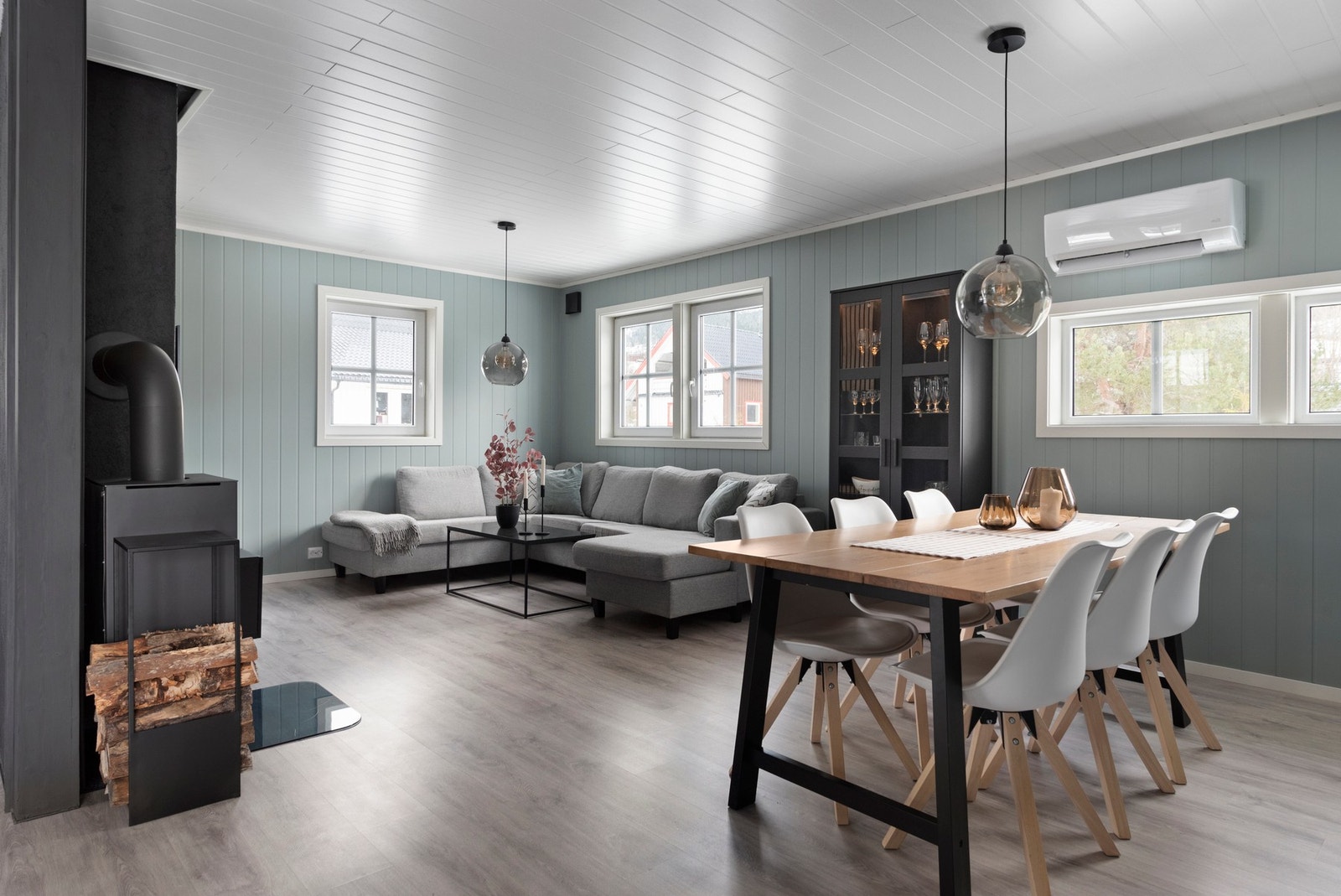 Lys og romslig stue med nye vinduer og overflater. Peisovn og varmepumpe(2024). Galleribilde