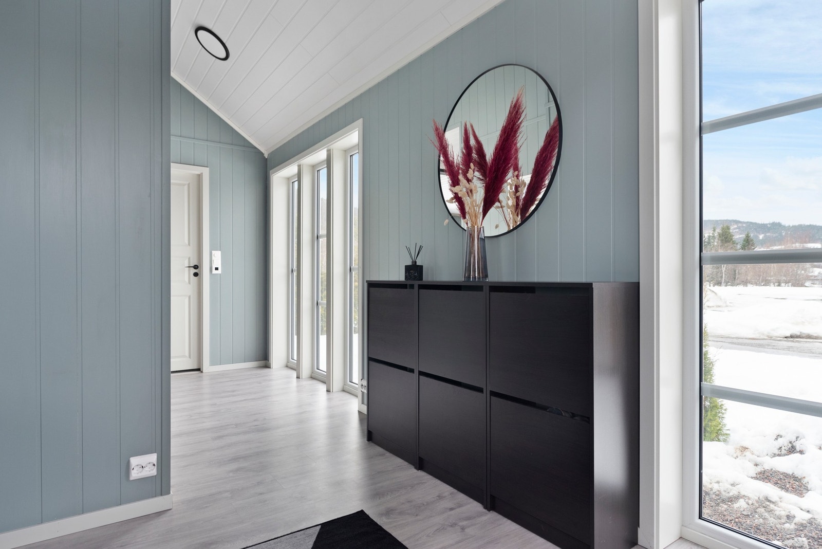 Lys gang med store vinduer. Galleribilde