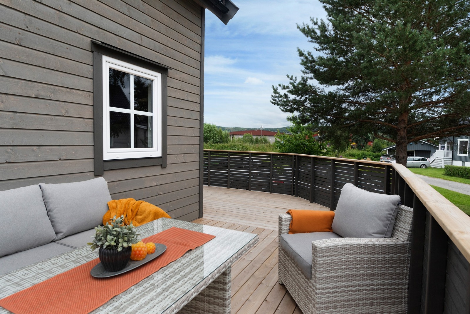 Terrasse med rekkverk og utsikt over grøntområde. Galleribilde