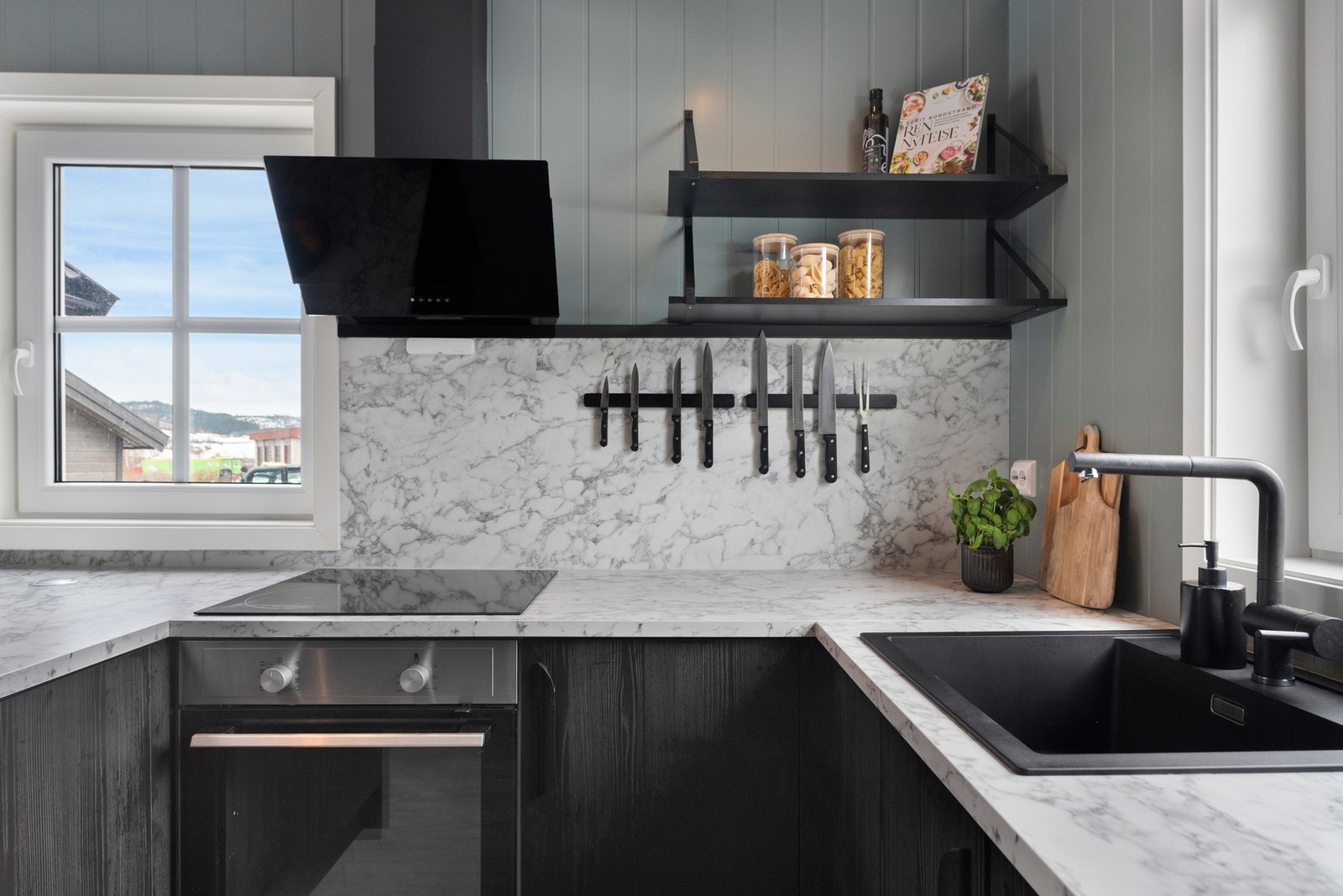 Moderne kjøkken med integrerte hvitevarer og fin benkeplate. Galleribilde