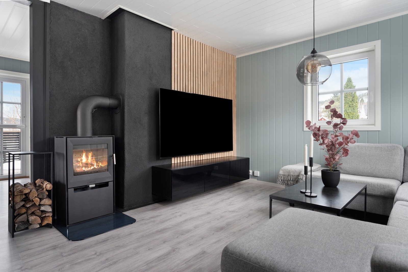 Lyst rom med peis. Alt el og rør-i-rør fra 2022-2026. Galleribilde