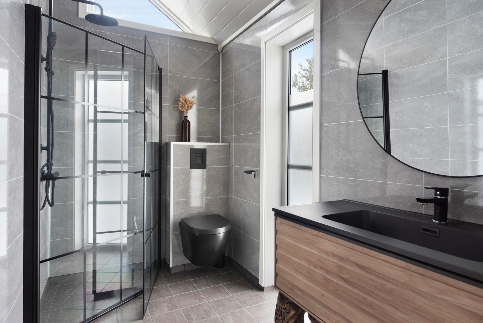 Moderne bad fra 2023 med dusjkabinett, vegghengt toalett og servant med oppbevaring. Galleribilde