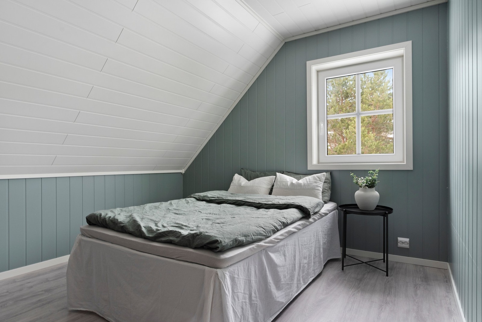 Soverom med skråtak og vindu som gir naturlig lysinnslipp. Galleribilde