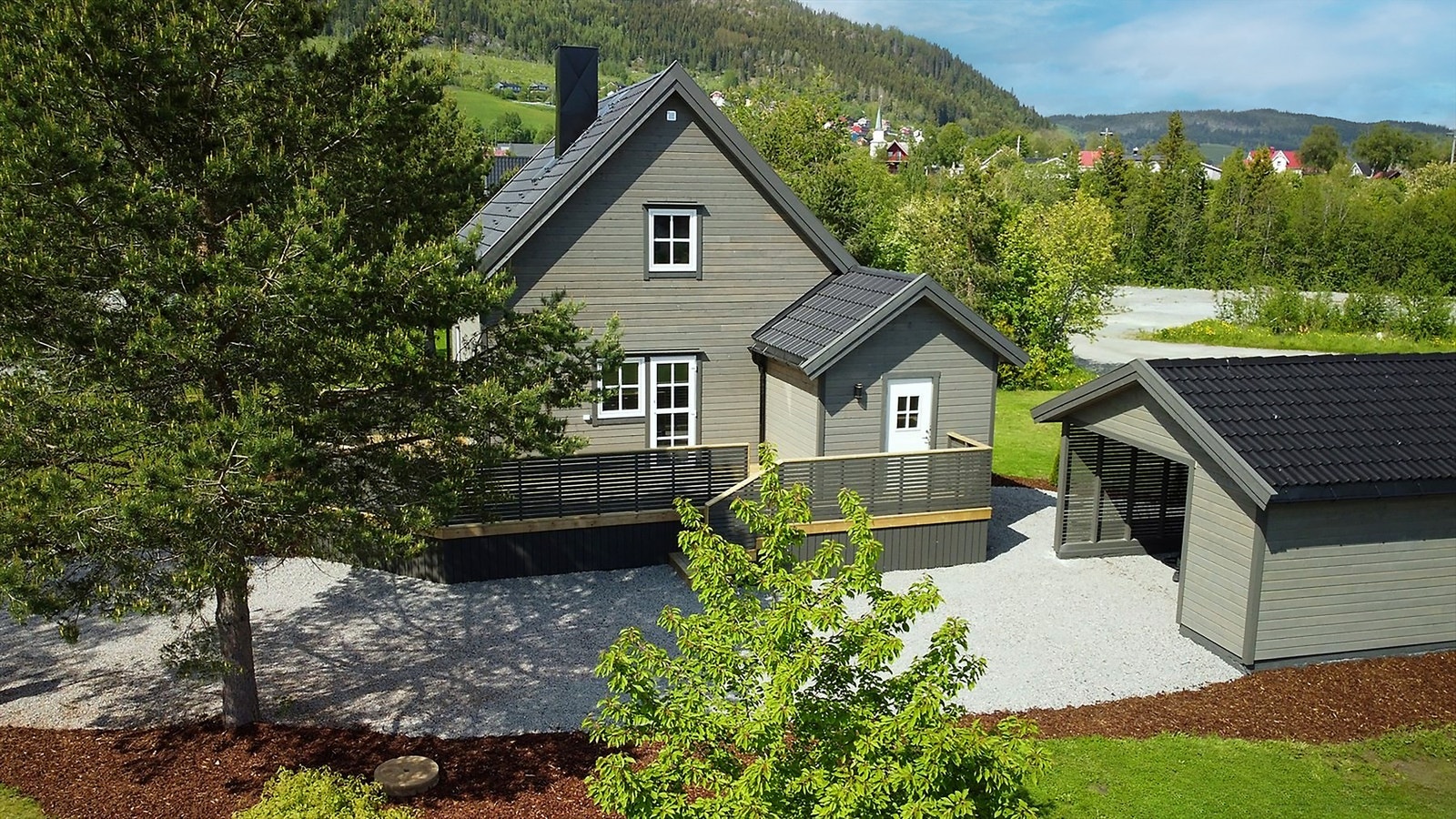 Enebolig oppusset i 2021-2026 med 3 soverom. Tilhørende carport m/sportsbod. Galleribilde