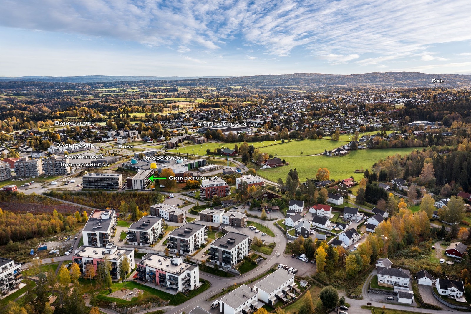 Eidsvoll Verk stasjon ligger kun 10 min gange fra boligen, herfra går det tog mot Oslo med to avganger i timen (30 min med tog til Oslo S). Galleribilde