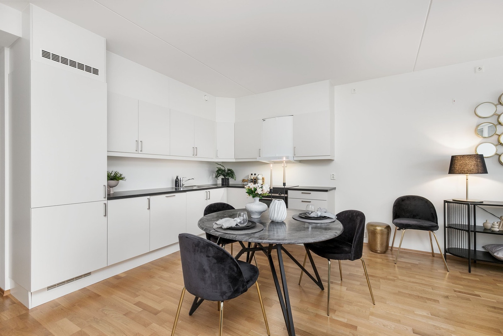 Stilrent og moderne kjøkken fra HTH, nytt i 2019. Galleribilde