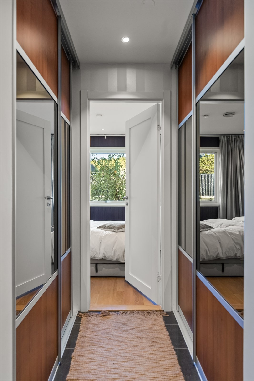 Soverom 2 har et "walk-through" closet Galleribilde
