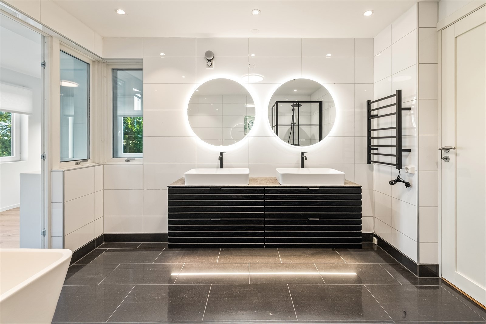 Fra badet kan du gå rett ut i trappegangen og opp i 3.etasje. Smart for å ta seg en dusj før og etter bruken av Jacuzzien Galleribilde