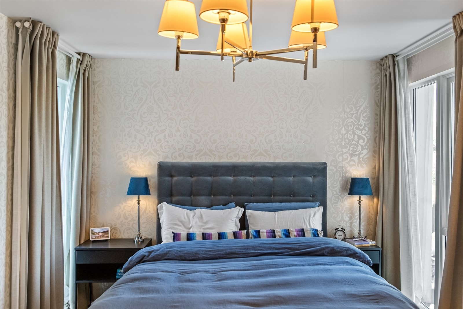 Masterbedroom med vinduer på begge sider av senga Galleribilde