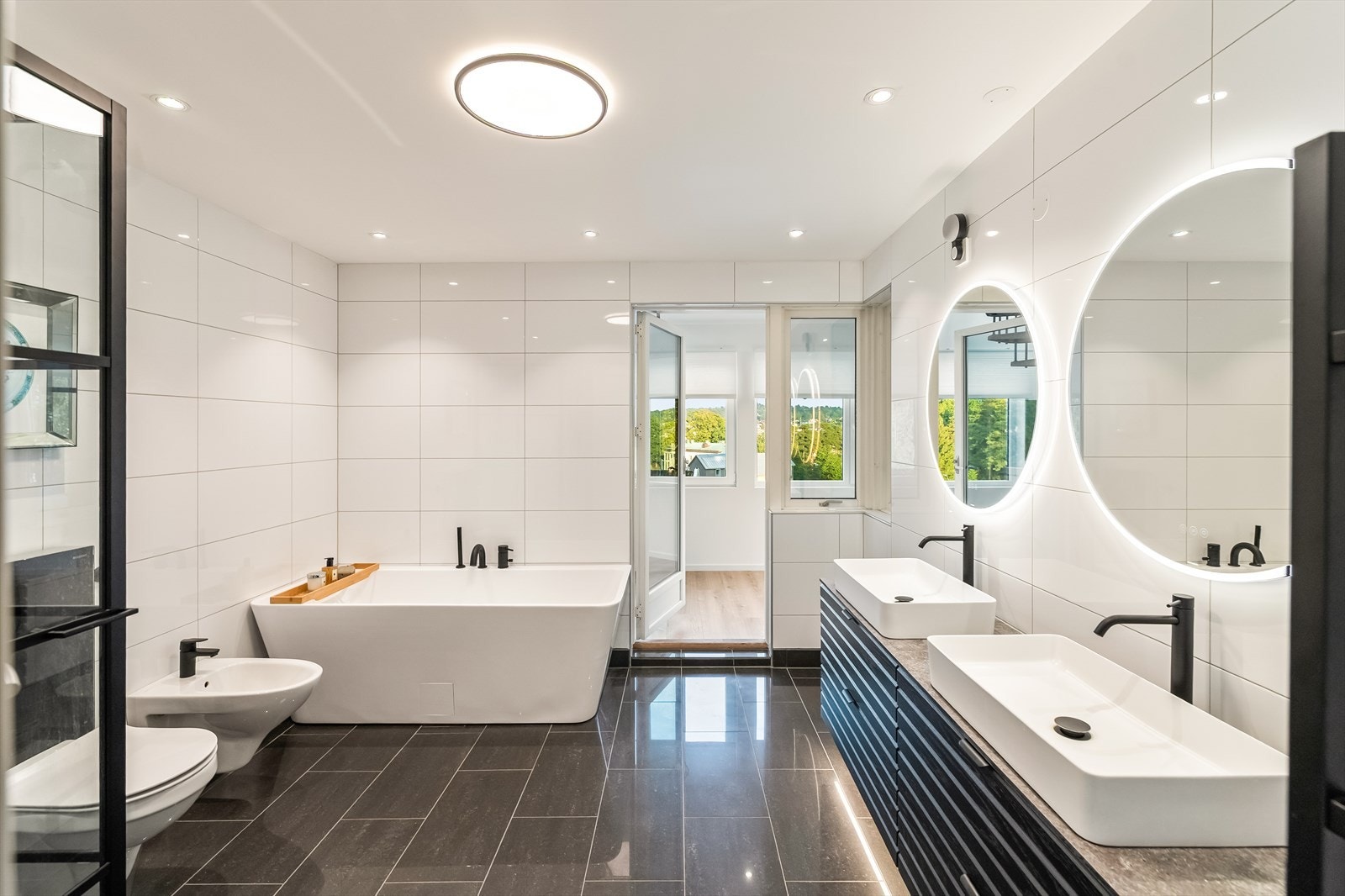Masterbedroom blir fullkomment med dette flotte badet Galleribilde