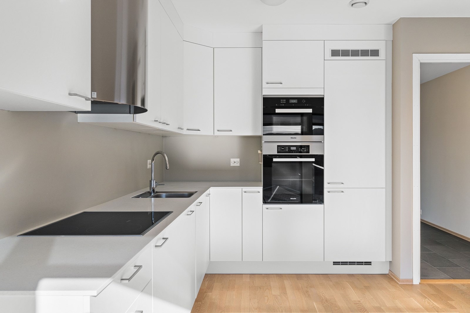 Med bolighandelen følger det med hvitevarer fra kvalitetsleverandøren Miele. Et påkostet kjøkken med integrerte hvitevarer som bl.a. ovn, kombi damp-/mikrobølgeovn, induksjonstopp og ventilasjon fra Røroshetta. Galleribilde