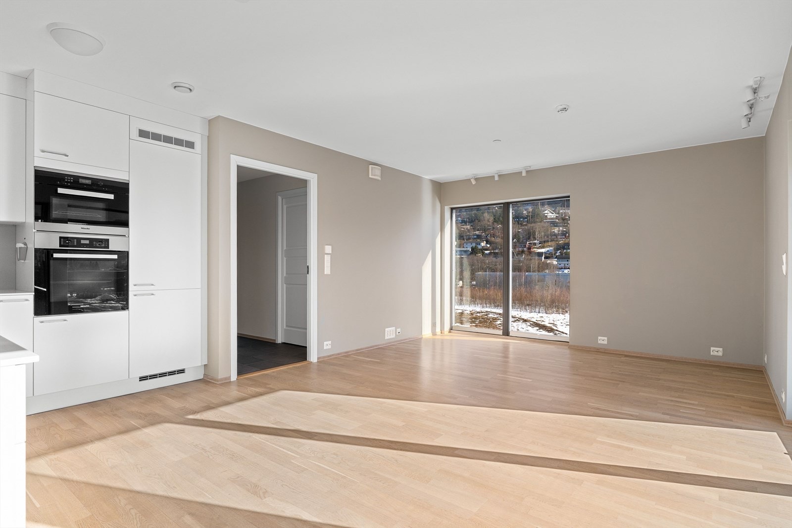 Den praktiske utformingen gir godt med plass til både sone for avslapning og spiseplassen får sin naturlige posisjon mellom kjøkken og stuen. Galleribilde
