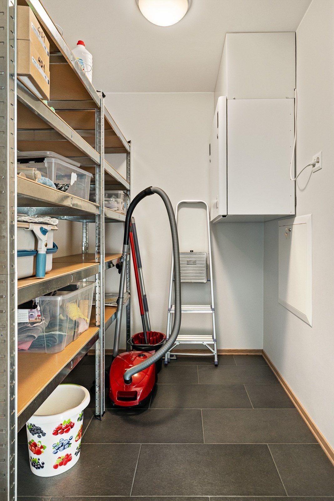 Den innvendige boden i leiligheten er kjempepraktisk. Her er styreenheten for det balanserte ventilasjonssystemet plassert. Samtidig er boden utstyrt med reoler som sørger for rikelig med oppbevaring, og ikke minst et system i alt. Galleribilde