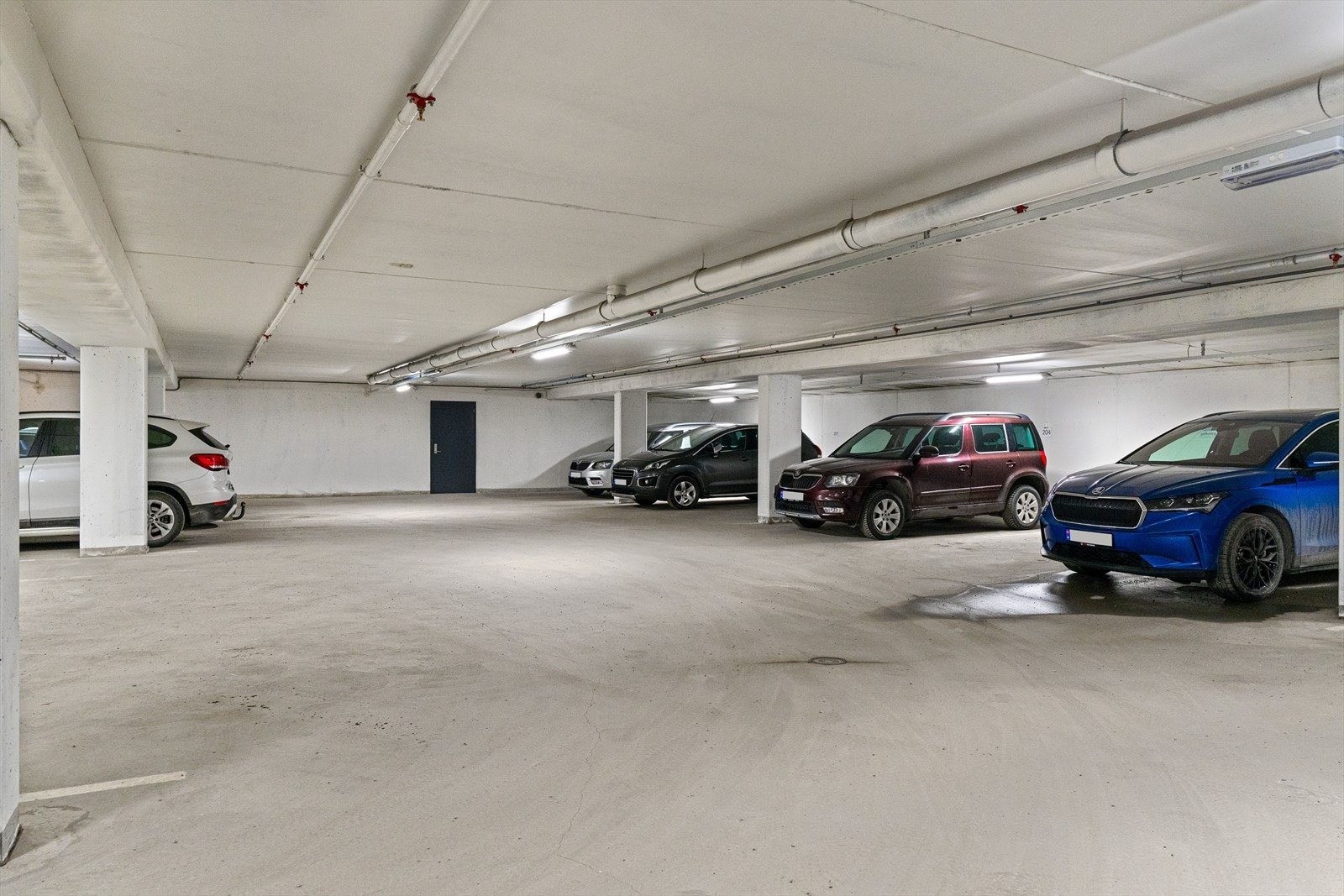 Borettslaget har en parkeringskjeller der hver enkelt andelseier har hver sin reserverte p-plass. Man disponerer og over en ekstern bod på ca. 5 kvm, som befinner seg i tilknytning til parkeringsanlegget. Galleribilde
