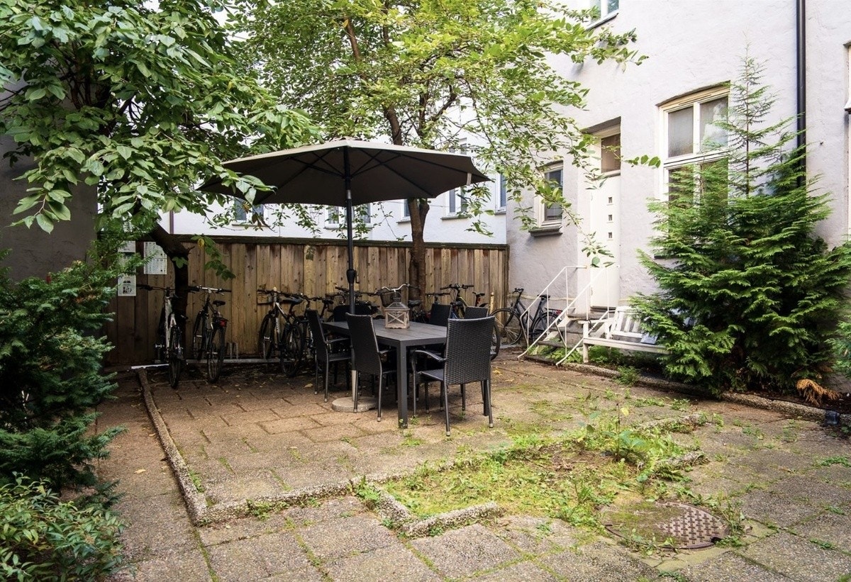 I den grønne bakgården finner du sykkelparkering og en sittegruppe hvor man kan nyte sommerkvelder i hyggelig lag. Galleribilde