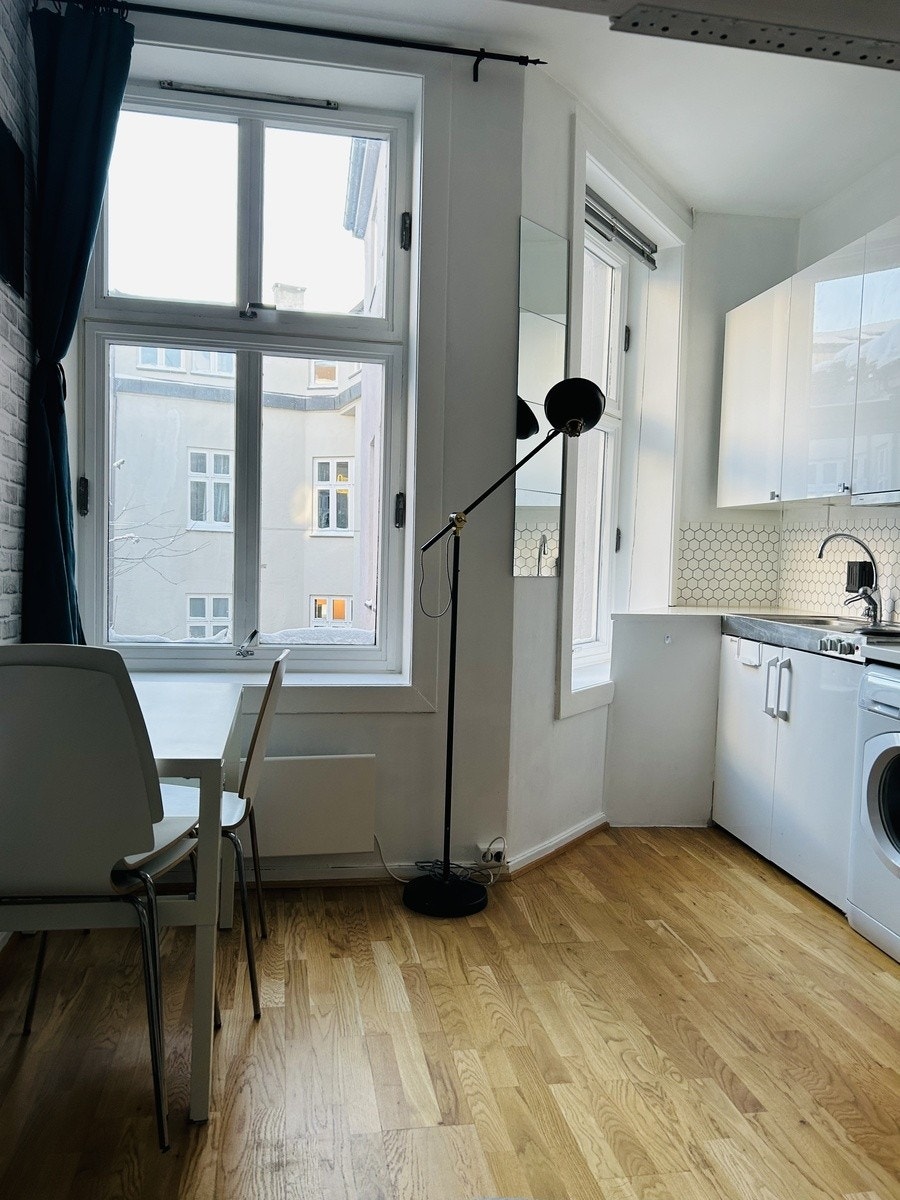 Trivelig og lyst kjøkkenhjørne med møblert spisesone Galleribilde