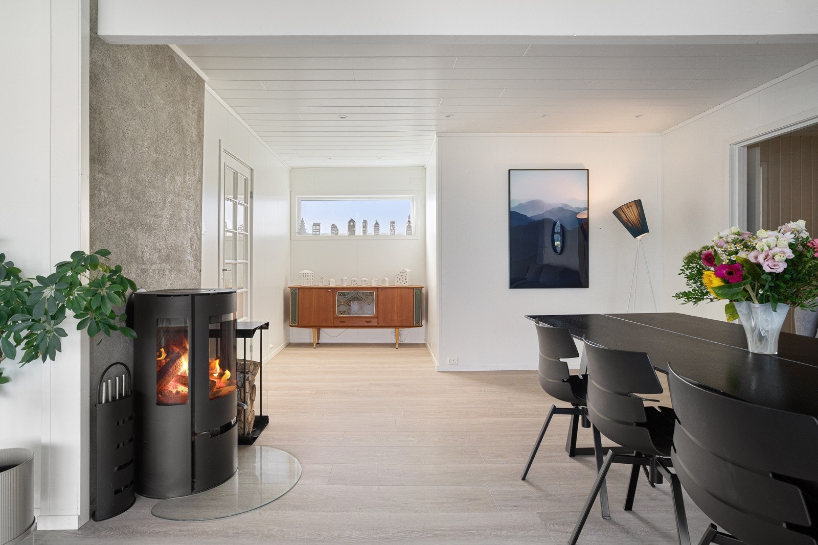 Stuen har god utforming, som gjør det enkelt å møblere i flere soner.