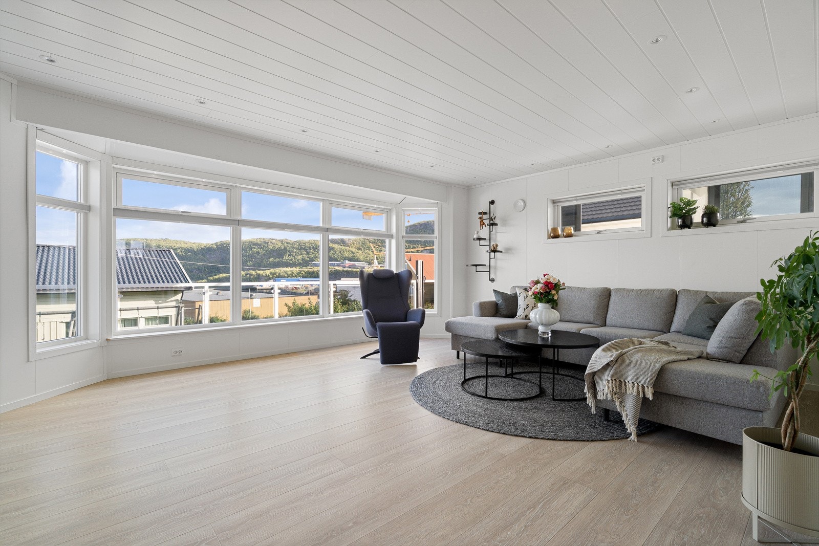 Lys og fin stue med store vindusflater, som bevarer den flotte utsikten!