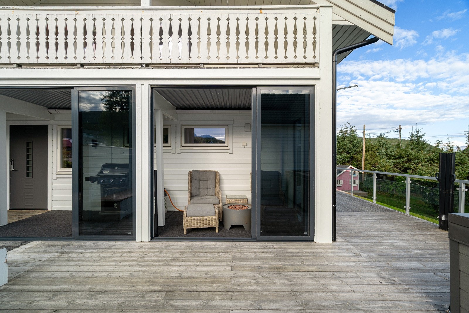Terrassen ved inngangspartiet er delvis innglasset, noe som gjør det enkelt å bruke terrassen året rundt.
