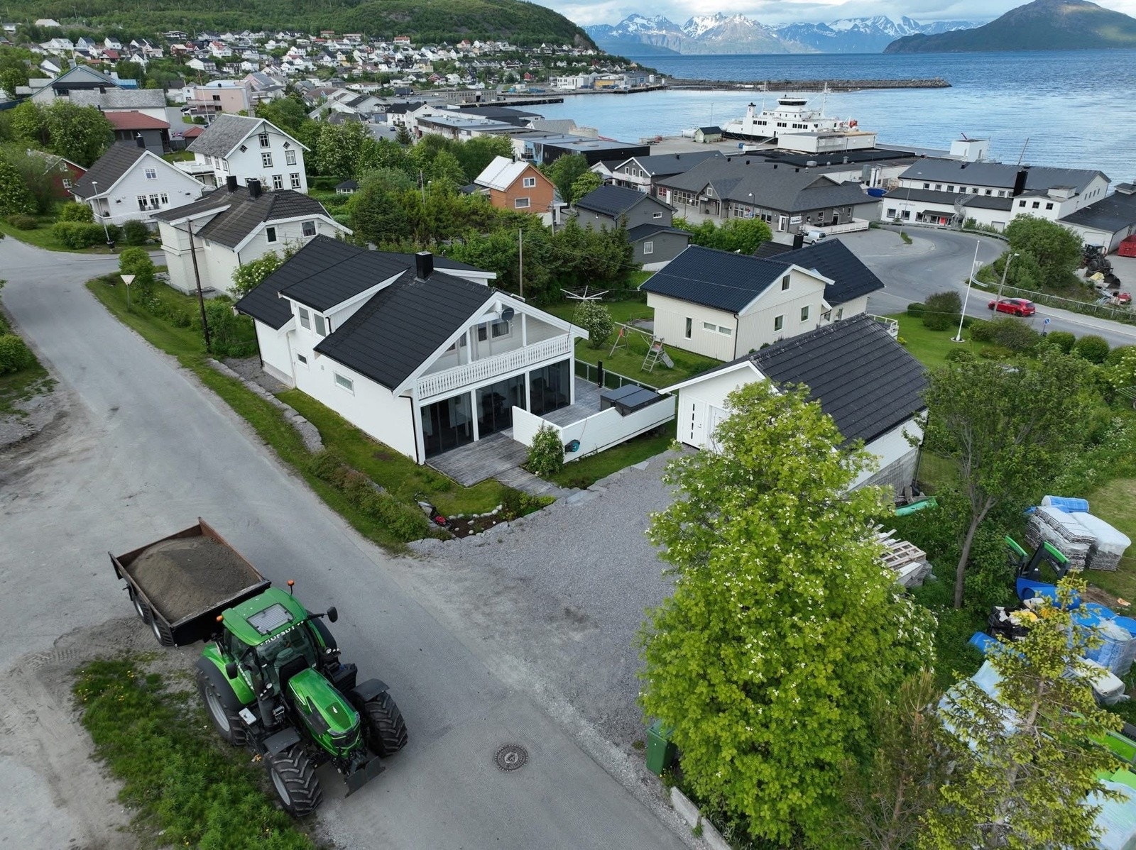 Sentral og barnevennlig beliggenhet med nærhet til skole og barnehage.