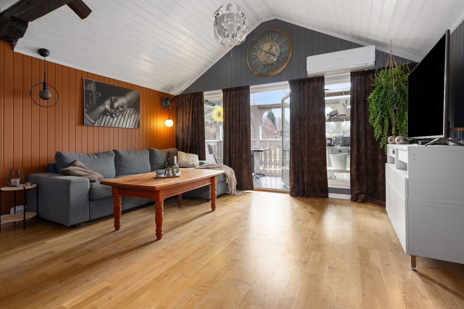 Romslig stue med godt lysinnslipp. Galleribilde