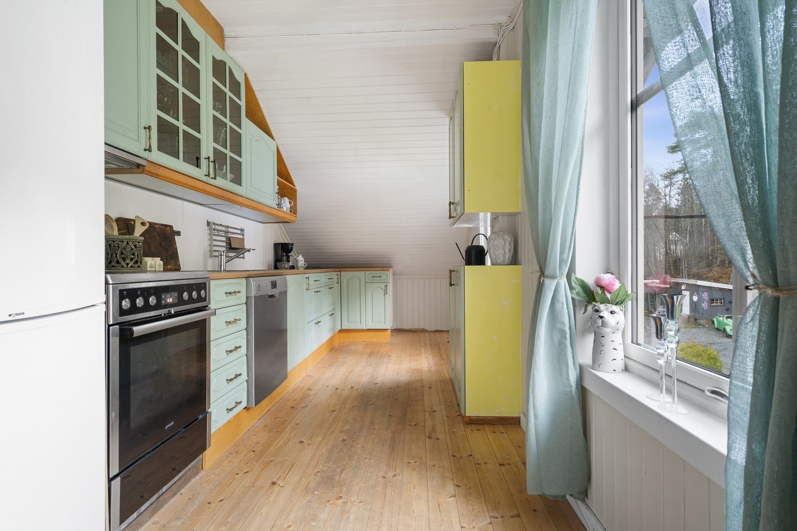 Kjøkkenet har profilerte fronter og godt med oppbevaringsplass i skap og skuffer. Galleribilde