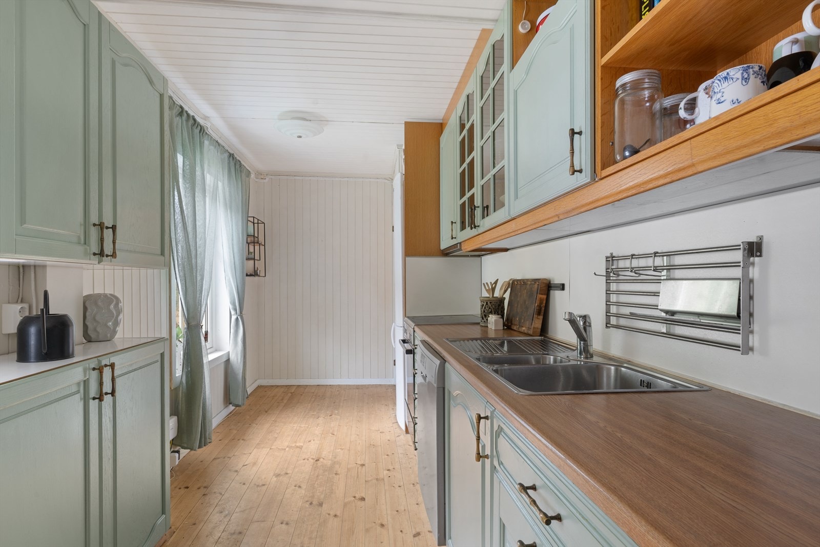 Godt lysinnslipp fra store vindusflater på kjøkkenet. Galleribilde