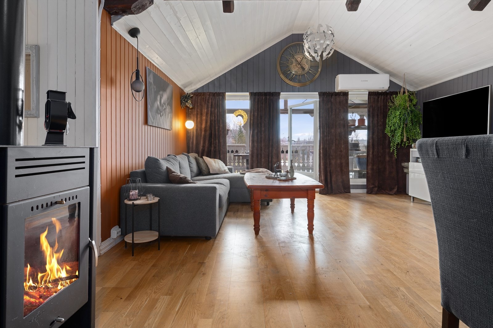 Stuen har peisovn. Galleribilde