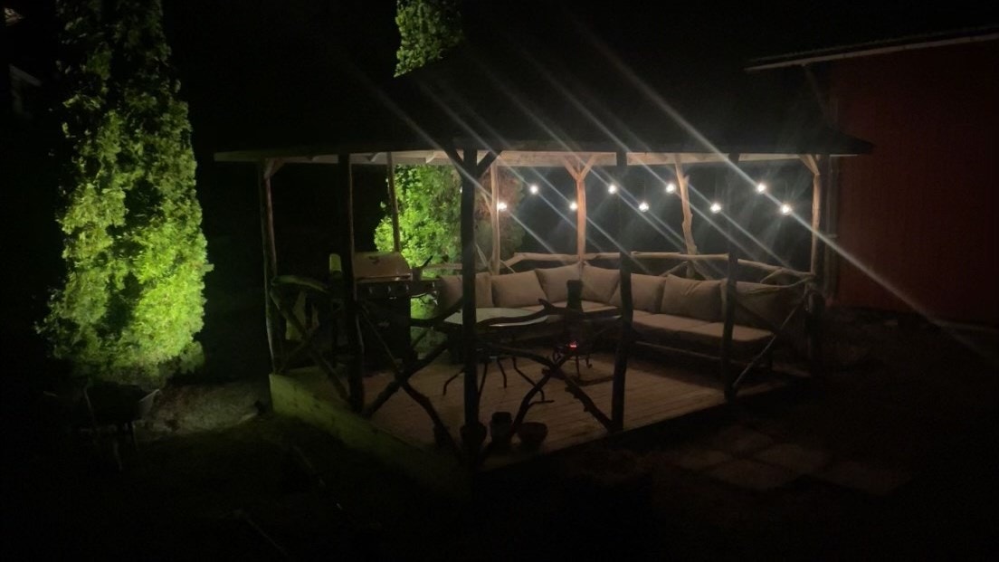 Eier opplyser at det disponeres grøntområde og platting på fellesareal. Selgers private bilde. Galleribilde