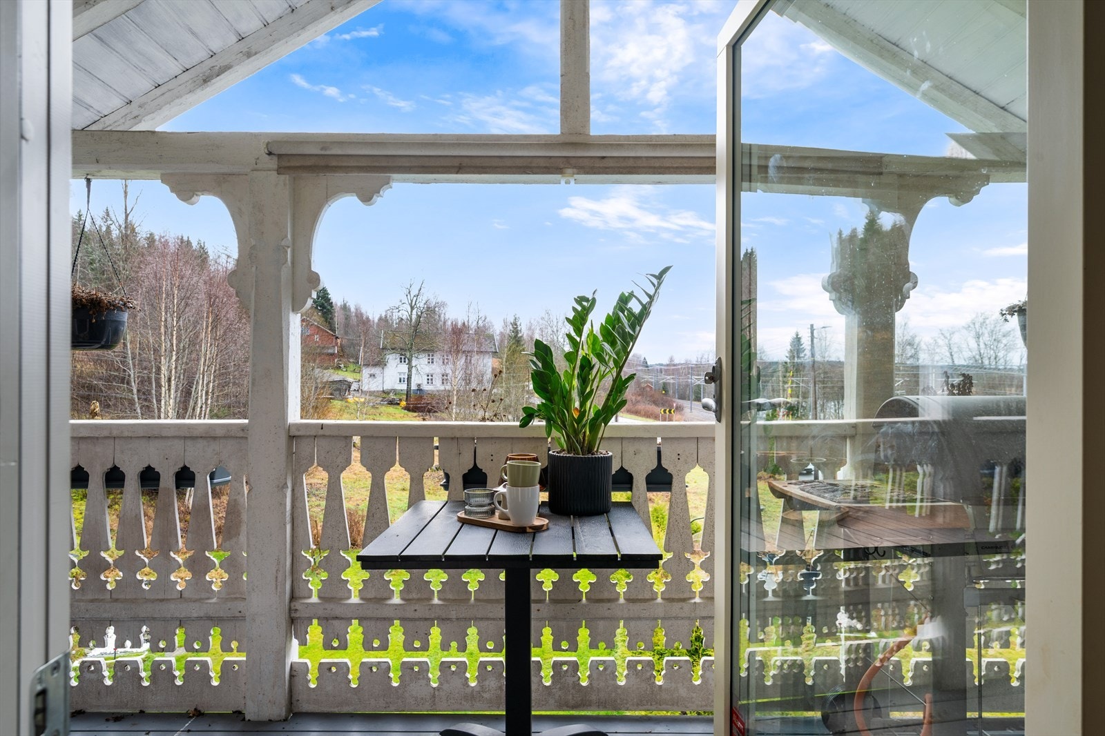 Boligen har en fin, overbygget balkong. Galleribilde