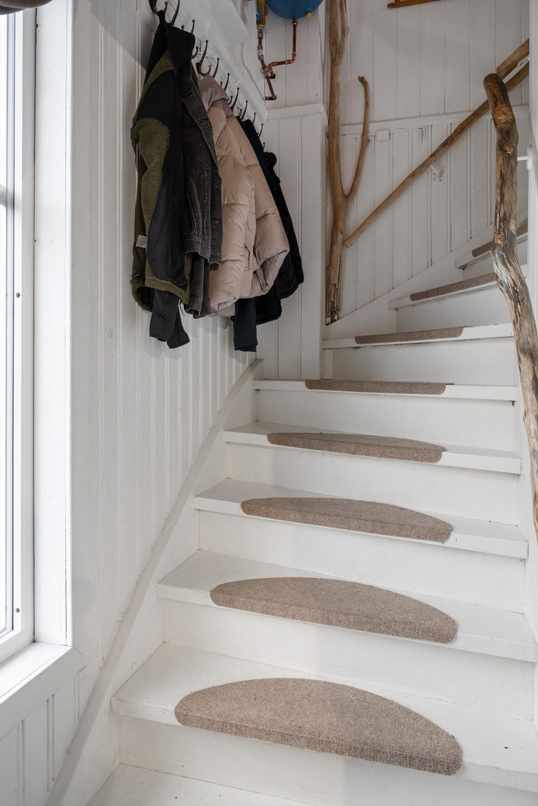 Gang med plass for yttertøy. Galleribilde