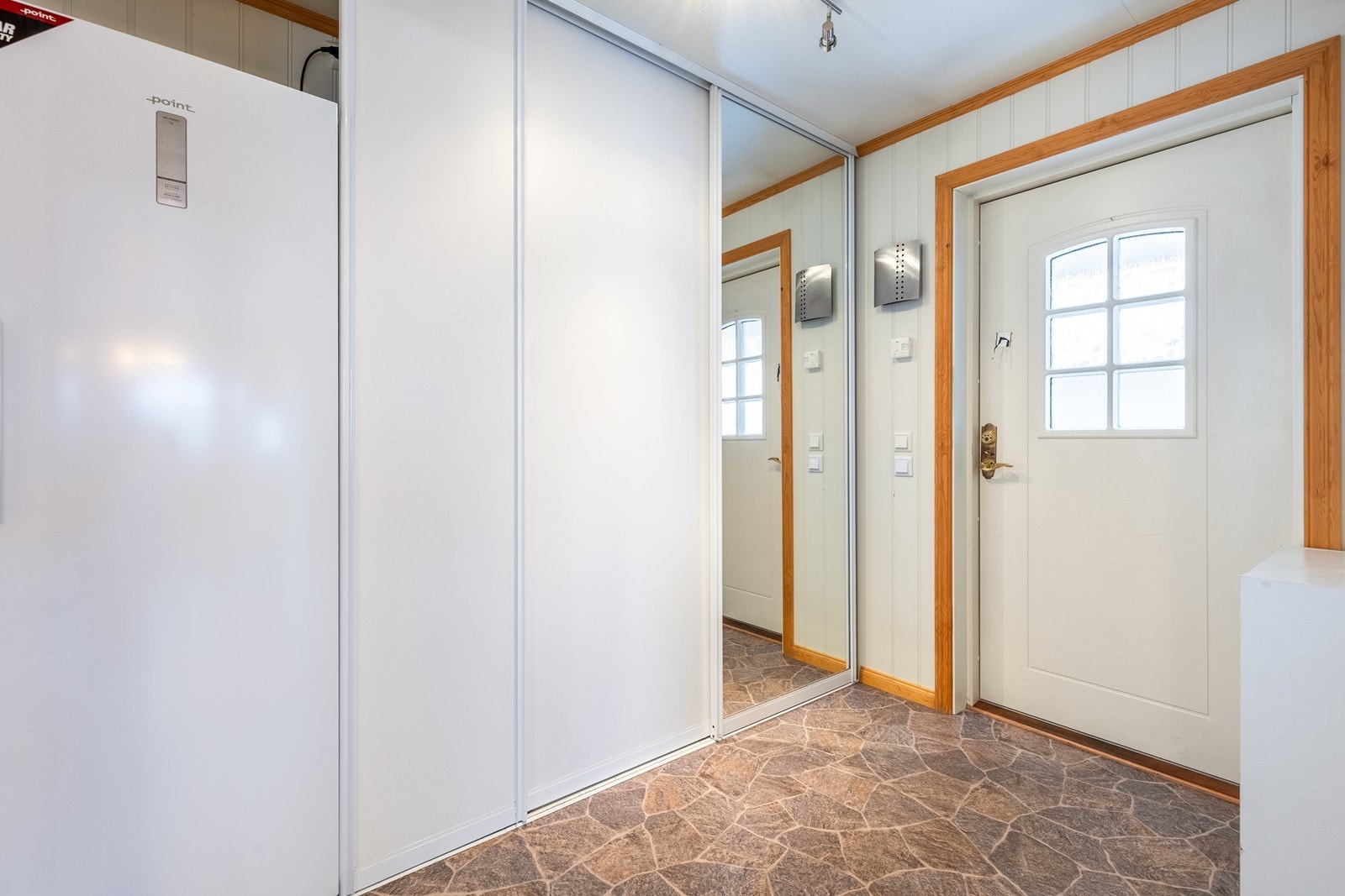 Entrè med praktisk skyvedørsgarderobe Galleribilde