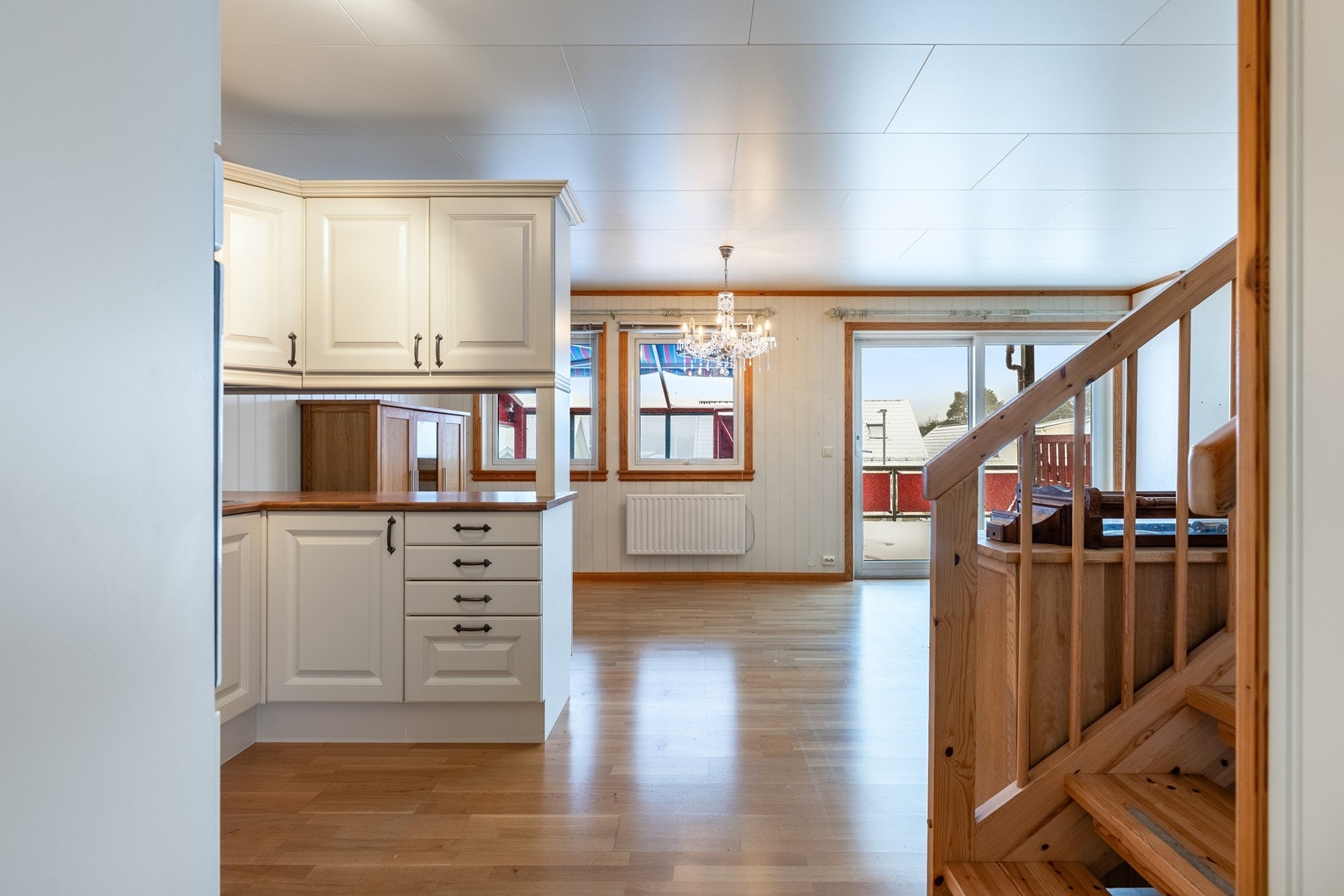 Trapp opp til loftsetasje fra stue/kjøkken Galleribilde