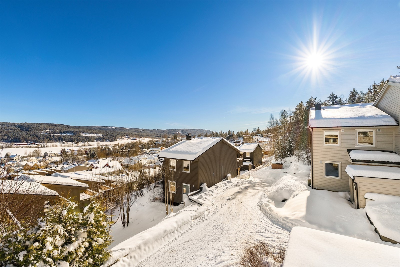 Utsikt fra balkongen i 2. etasje, gode solforhold og siden det er enderekke så er det litt luftig rundt boligen. Galleribilde