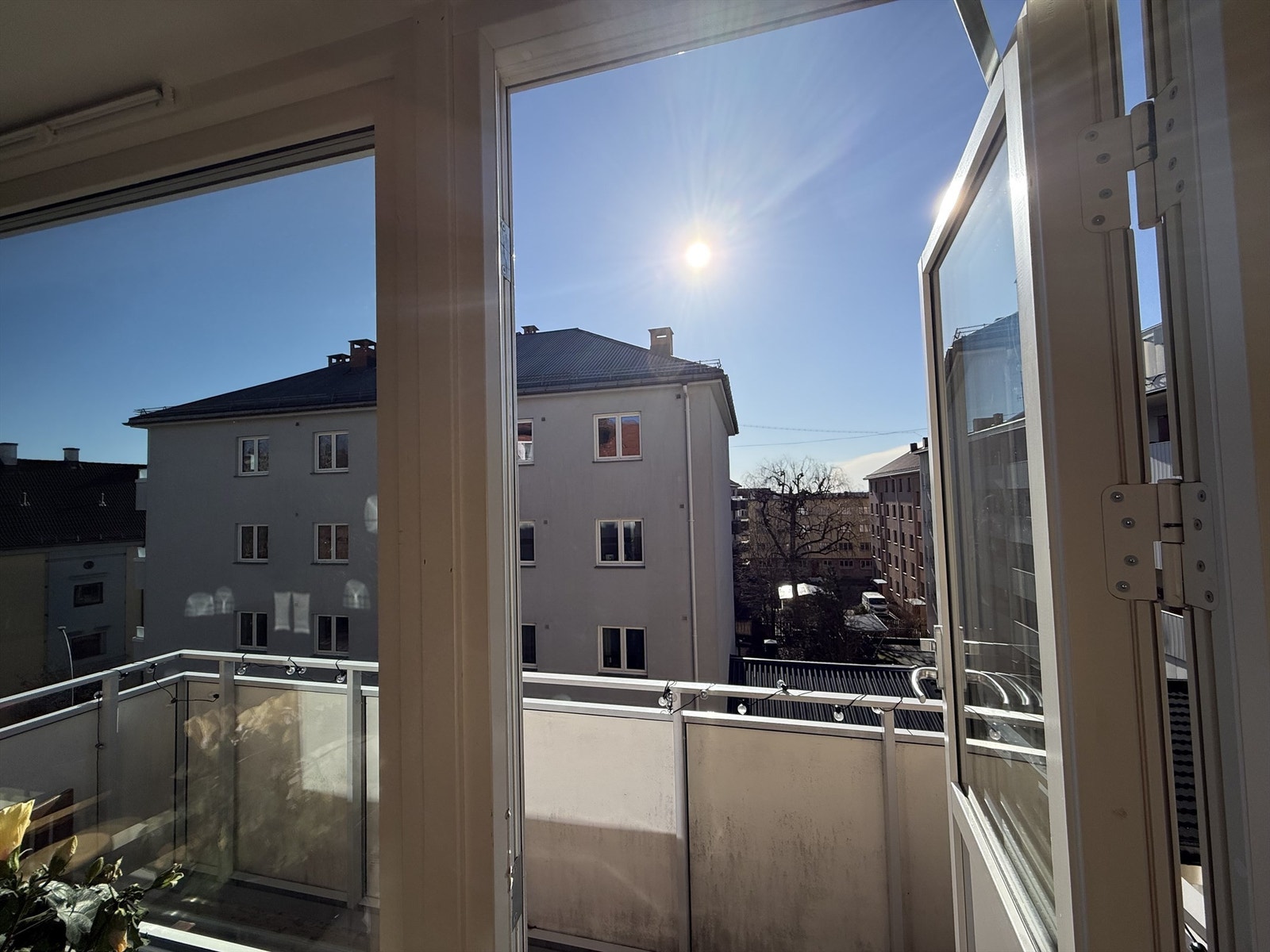 Sola kl. 13 midt i mars måned. Galleribilde