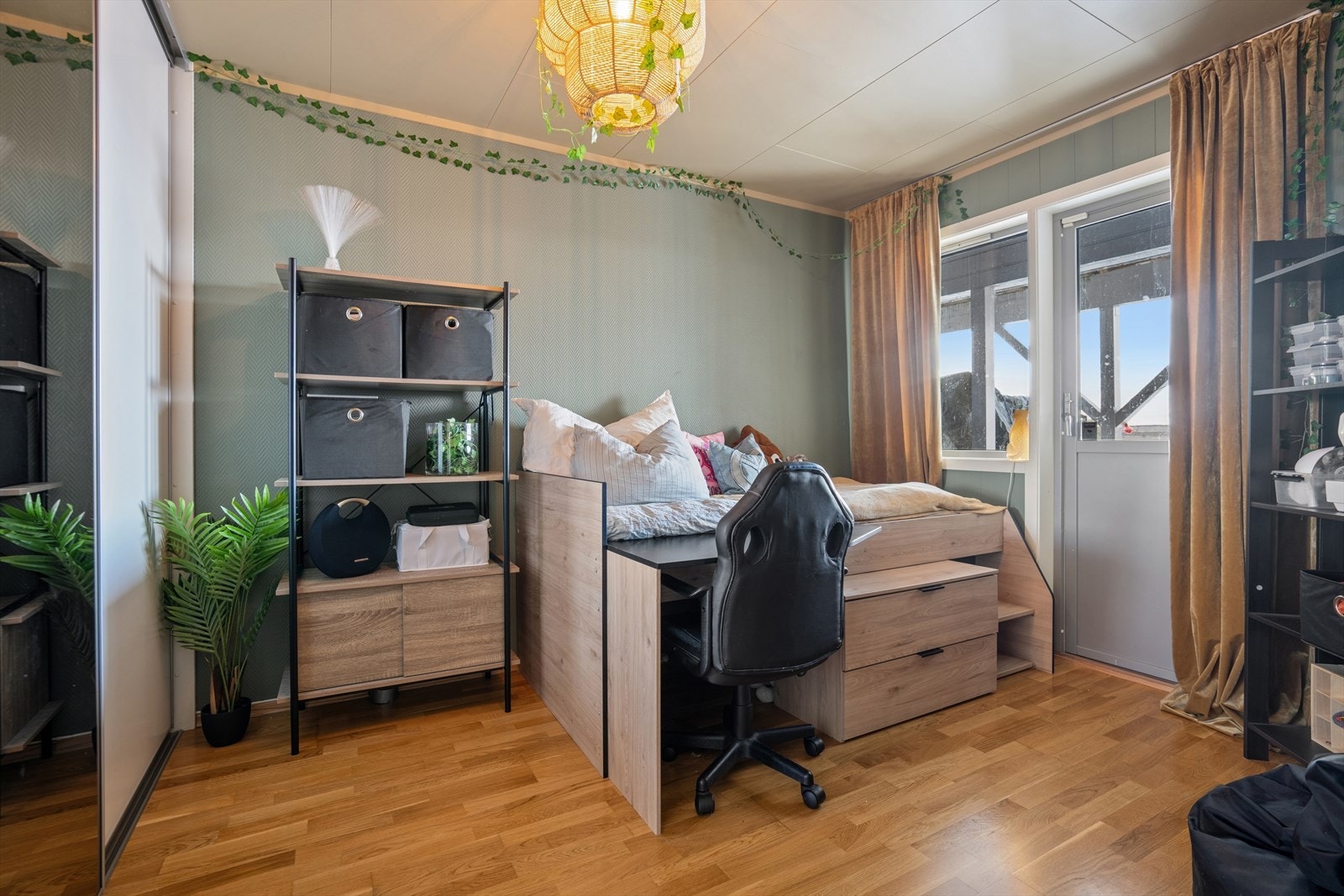 Det andre soverommet er innredet smart med sove-/arbeidsløsning og har direkte adkomst til uteområdet. Galleribilde