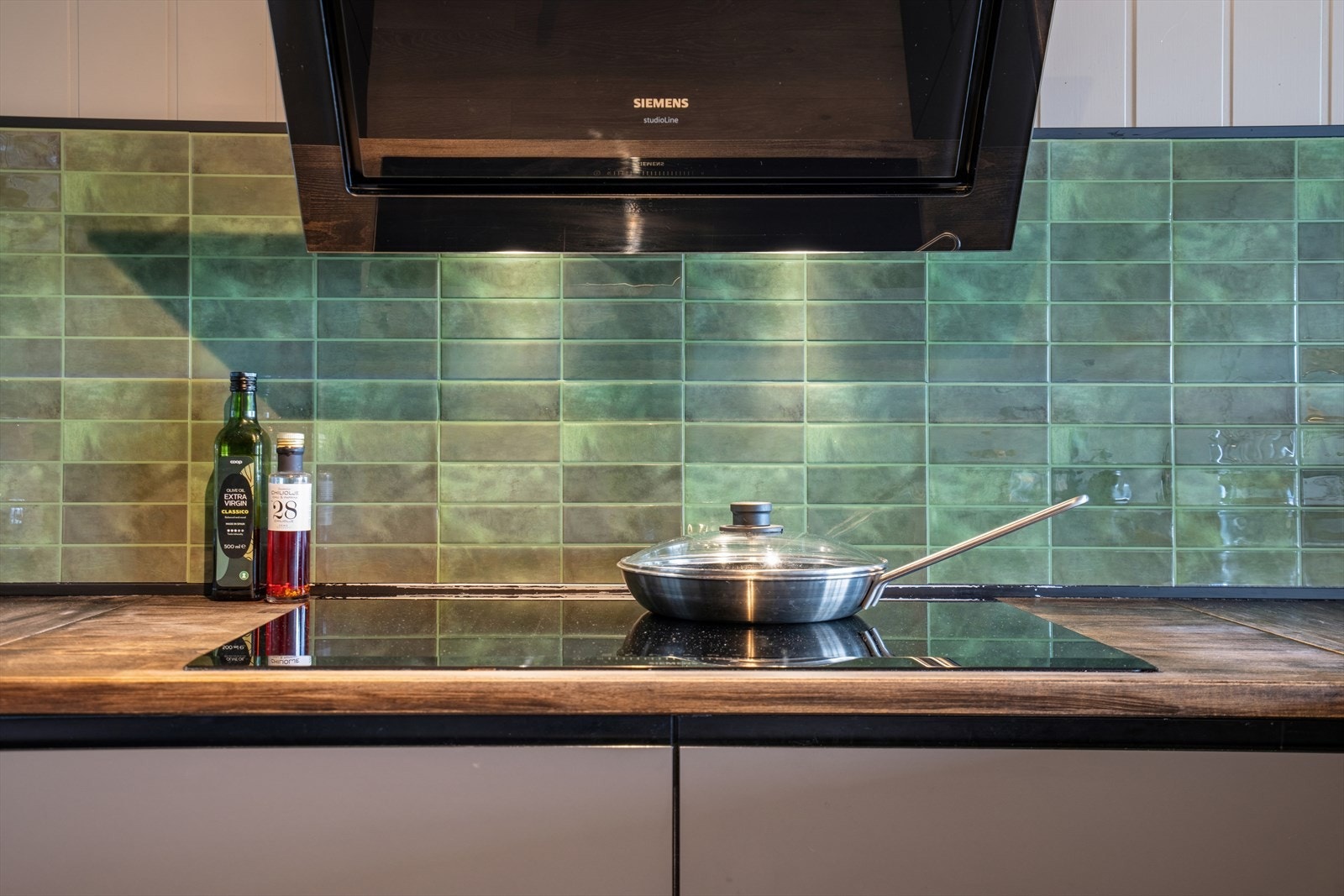 Det er installert kjøkkenventilator med avtrekk ut, samt både vannstoppsystem og komfyrvakt for økt trygghet i hverdagen. Galleribilde