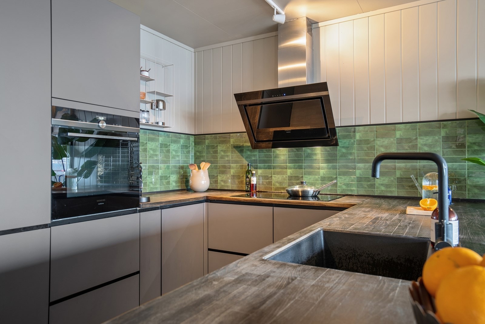 Kjøkkenet er utstyrt med kjøl/fryseskap, oppvaskmaskin, komfyr og induksjonstopp. Galleribilde