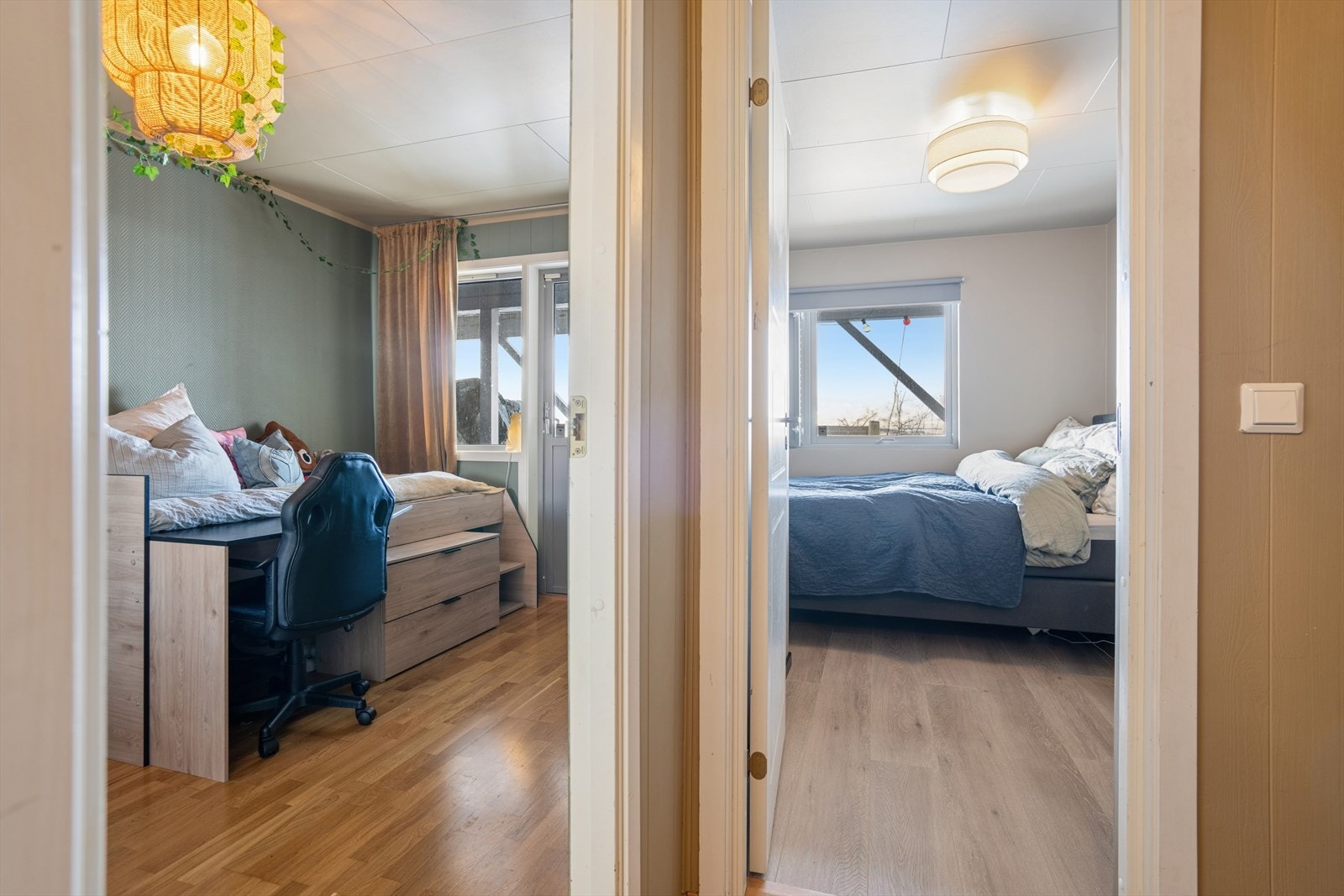 Underetasjen byr på to gode soverom med praktiske planløsninger og fine lysinnslipp. Galleribilde