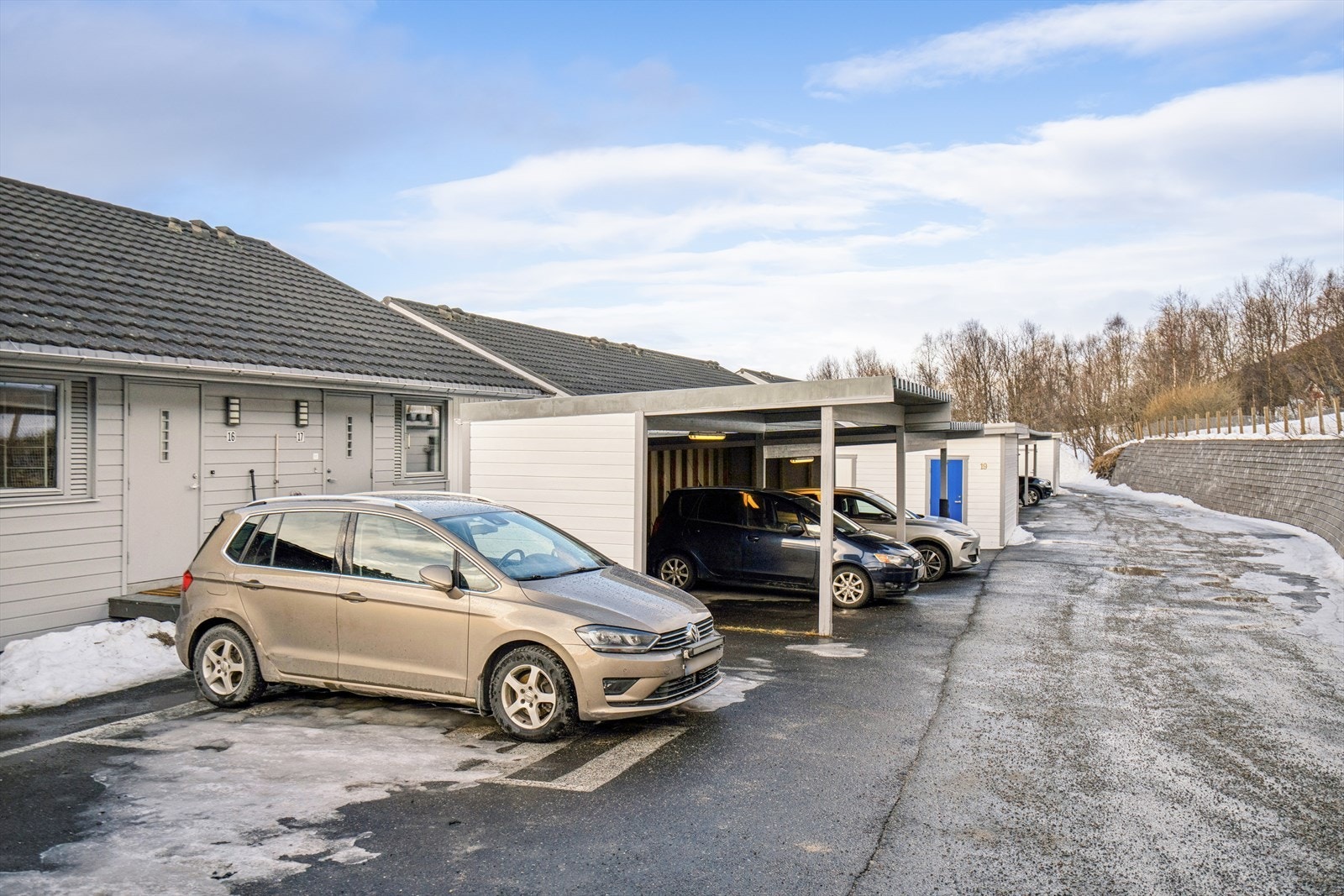 Boligen har parkering i egen carport. Det er i tillegg gjesteparkeringsplasser på felles tomt. Galleribilde